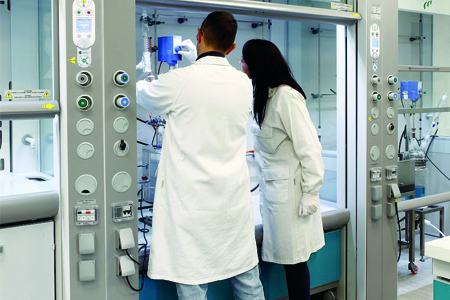 Protezione del personale esposto a rischio chimico in laboratorio - cappe da chimica e armadi di sicurezza